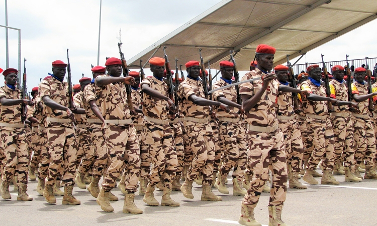 Indépendance: gigantesque défilé militaire à la place de la nation