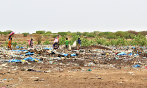 Les enfants qui fouillent dans les poubelles