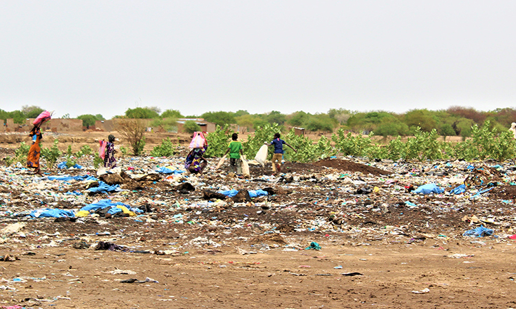 Les enfants qui fouillent dans les poubelles