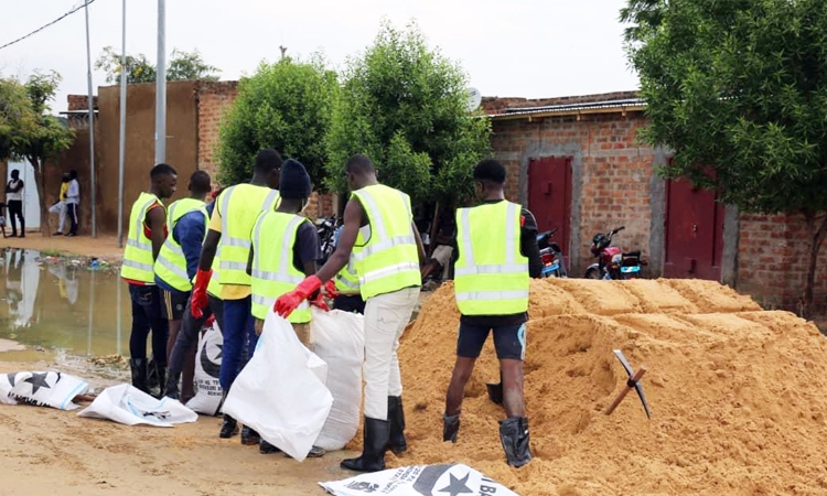 Inondations : des jeunes au secours des quartiers