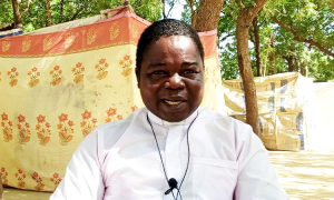 L’Abbé Madou prépare la Noël pour les enfants sinistrés