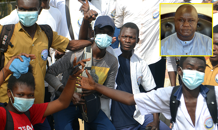 Manifestation contre les frais de dossiers de bac