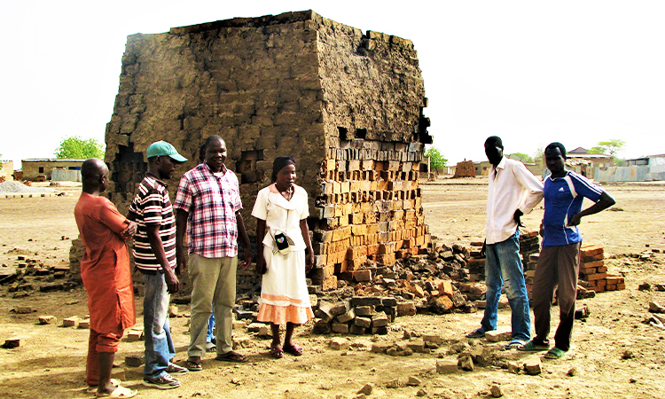 Des jeunes aveugles qui fabriquent des briques