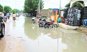 Marché champ des fils : boutiques presque sous les eaux