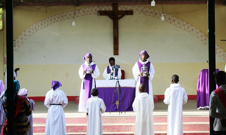 Les chrétiens catholiques poursuivent le chemin de croix